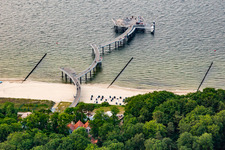 Vue oblique de Koserower Seebrücke voin 2021, 279 m de long, particularités : - Clocher Vineta, coin salon pour 150 personnes avec cinéma au coucher du soleil, installation artistique "Homme à la cloche" réalisée par les ingénieurs de B&0, Hambourg Heuvelman Ibis GmbH, Leer à Koserow dans le département Mecklembourg-Poméranie occidentale, Allemagne