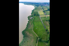 Vue aérienne de Digue et canaux de drainage au bord de l'Achterwasser à Loddin dans le département Mecklembourg-Poméranie occidentale, Allemagne