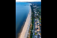 Vue aérienne de Plage de la mer Baltique le soir jusqu'à Świnoujście depuis le nord-ouest à Heringsdorf dans le département Mecklembourg-Poméranie occidentale, Allemagne