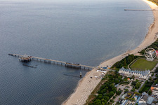 Vue aérienne de Jetée Heringsdorf : la plus longue jetée éclairée avec restaurant depuis l'ouest à Heringsdorf dans le département Mecklembourg-Poméranie occidentale, Allemagne