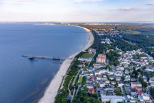 Vue aérienne de Plage de la mer Baltique à Świnoujście depuis le nord-ouest à Heringsdorf dans le département Mecklembourg-Poméranie occidentale, Allemagne