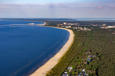 Vue aérienne de Plage frontalière d'Ahlbeck et port de la mer Baltique de Swinoujscie à le quartier Ahlbeck U in Heringsdorf dans le département Mecklembourg-Poméranie occidentale, Allemagne