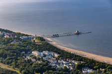 Vue aérienne de Jetée Heringsdorf : jetée de 508 m de long avec bancs couverts, éclairage, restaurant italien et vue mer panoramique à Heringsdorf dans le département Mecklembourg-Poméranie occidentale, Allemagne