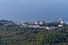 Vue aérienne de Hôtel spa à Heringsdorf et clinique de rééducation Usedom Ostseebad Heringsdorf devant la jetée Heringsdorf à Heringsdorf dans le département Mecklembourg-Poméranie occidentale, Allemagne