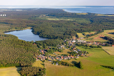 Vue aérienne de Village face au Wolgastsee à Korswandt dans le département Mecklembourg-Poméranie occidentale, Allemagne