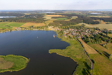 Vue aérienne de Village au bord du lac Balmer avec l'île Böhmke à Benz dans le département Mecklembourg-Poméranie occidentale, Allemagne