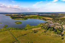 Vue aérienne de Lac Balmer avec l'île Böhmke à le quartier Neppermin in Benz dans le département Mecklembourg-Poméranie occidentale, Allemagne