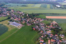 Vue aérienne de Rue principale à le quartier Bertsdorf in Bertsdorf-Hörnitz dans le département Saxe, Allemagne