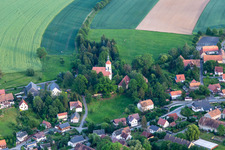 Vue aérienne de Église évangélique luthérienne à le quartier Bertsdorf in Bertsdorf-Hörnitz dans le département Saxe, Allemagne