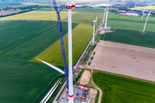 Vue aérienne de Chantier de construction d'une éolienne au parc éolien d'Oberseifersdorf d'Alterric Deutschland GmbH et d'Energiequelle GmbH à le quartier Eckartsberg in Mittelherwigsdorf dans le département Saxe, Allemagne