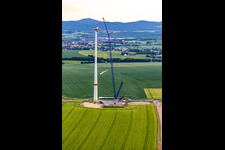 Vue oblique de Chantier de construction d'une éolienne au parc éolien d'Oberseifersdorf d'Alterric Deutschland GmbH et d'Energiequelle GmbH à le quartier Eckartsberg in Mittelherwigsdorf dans le département Saxe, Allemagne