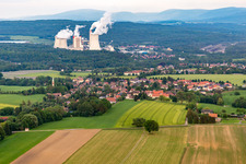 Vue aérienne de De l'ouest en arrière-plan la mine de lignite à ciel ouvert et la centrale électrique polonaise de Turów à le quartier Dittelsdorf in Zittau dans le département Saxe, Allemagne