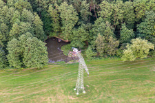 Vue aérienne de Pylône à haute tension en bordure de forêt avec étang de pêche à le quartier Burkersdorf in Zittau dans le département Saxe, Allemagne