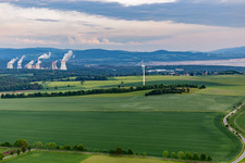 Vue aérienne de Éolienne devant la mine de lignite à ciel ouvert et la centrale électrique polonaise de Turów à le quartier Schlegel in Zittau dans le département Saxe, Allemagne