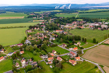 Vue aérienne de Du nord en arrière-plan la mine de lignite à ciel ouvert et la centrale électrique polonaise de Turów à le quartier Burkersdorf in Zittau dans le département Saxe, Allemagne