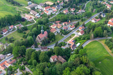 Vue aérienne de Église Saint-Georges à le quartier Schönau-Berzdorf in Schönau-Berzdorf auf dem Eigen dans le département Saxe, Allemagne