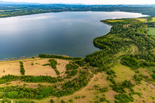Vue aérienne de Rive nord-est du lac Berzdorf avec le bike park de Pimmelblo et le point de vue de Klein Neundorf à le quartier Deutsch Ossig in Görlitz dans le département Saxe, Allemagne