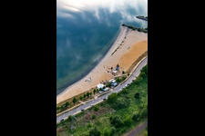 Vue aérienne de Promenade de plage nord-est du lac Berzdorf avec bar de plage Görlitz à le quartier Deutsch Ossig in Görlitz dans le département Saxe, Allemagne