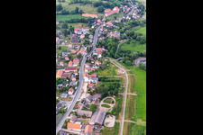 Vue aérienne de Rue principale à le quartier Leuba in Ostritz dans le département Saxe, Allemagne