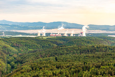 Vue aérienne de Mine de lignite à ciel ouvert "PGE Górnictwo i Energetyka Konwencjonalna Oddział Kopalnia Węgla Brunatnego Turów" et centrale électrique de Turów du nord à Bogatynia dans le département Basse-Silésie, Pologne