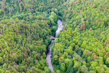Vue aérienne de Pont ferroviaire reliant la Pologne à l'Allemagne sur la Neisse de Lusace à le quartier Rosenthal in Zittau dans le département Saxe, Allemagne