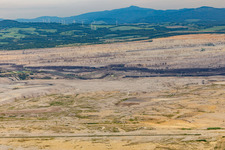 Vue aérienne de Mine de lignite à ciel ouvert "PGE Górnictwo i Energetyka Konwencjonalna Oddział Kopalnia Węgla Brunatnego Turów" depuis l'ouest à le quartier Rybarzowice in Opolno-Zdrój dans le département Basse-Silésie, Pologne