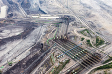 Vue aérienne de Bandes transporteuses dans la mine de lignite à ciel ouvert "PGE Górnictwo i Energetyka Konwencjonalna Oddział Kopalnia Węgla Brunatnego Turów à Opolno-Zdrój dans le département Basse-Silésie, Pologne