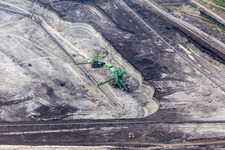 Vue aérienne de Pelle à convoyeur dans la mine à ciel ouvert de lignite "PGE Górnictwo i Energetyka Konwencjonalna Oddział Kopalnia Węgla Brunatnego Turów à Opolno-Zdrój dans le département Basse-Silésie, Pologne