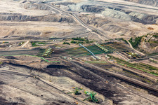 Vue aérienne de Bandes transporteuses dans la mine de lignite à ciel ouvert "PGE Górnictwo i Energetyka Konwencjonalna Oddział Kopalnia Węgla Brunatnego Turów à Opolno-Zdrój dans le département Basse-Silésie, Pologne