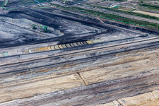 Vue aérienne de Mine de lignite à ciel ouvert "PGE Górnictwo i Energetyka Konwencjonalna Oddział Kopalnia Węgla Brunatnego Turów à Opolno-Zdrój dans le département Basse-Silésie, Pologne