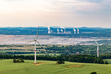 Photographie aérienne de Parc éolien tchèque Wetzwalde (parc Větrný Václavice) devant la mine à ciel ouvert de lignite polonaise Kopalnia Węgla Brunatnego Turów à Hrádek nad Nisou dans le département Liberec, République tchèque