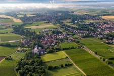 Vue aérienne de Bischoffmühle sur le Kaiserbach à le quartier Appenhofen in Billigheim-Ingenheim dans le département Rhénanie-Palatinat, Allemagne