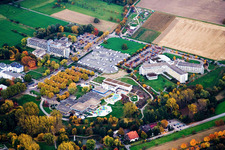 Vue aérienne de Clinique Reh Sigmund Weil et Thermarium à le quartier Bad Mingolsheim in Bad Schönborn dans le département Bade-Wurtemberg, Allemagne