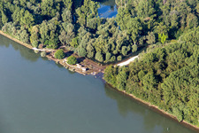 Vue aérienne de Le débarcadère du ferry de Leimersheim inondé en raison des crues du Rhin à Leimersheim dans le département Rhénanie-Palatinat, Allemagne