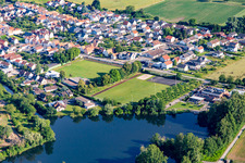 Vue aérienne de Terrains de sport sur la Rheinstr à Leimersheim dans le département Rhénanie-Palatinat, Allemagne