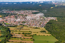Vue aérienne de Du nord-est à Jockgrim dans le département Rhénanie-Palatinat, Allemagne