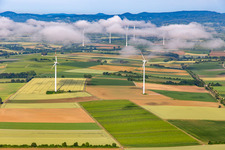 Vue aérienne de Parc éolien Minfeld (en arrière-plan Parc éolien de Freckenfeld) depuis l'est dans des nuages bas à Minfeld dans le département Rhénanie-Palatinat, Allemagne
