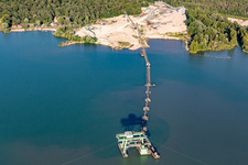 Vue aérienne de Drague flottante dans l'Epplesee de la gravière de Rhenstetten-Forchheim à le quartier Silberstreifen in Rheinstetten dans le département Bade-Wurtemberg, Allemagne