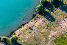 Vue aérienne de De nombreux baigneurs sur la pelouse d'Epplesee à le quartier Silberstreifen in Rheinstetten dans le département Bade-Wurtemberg, Allemagne