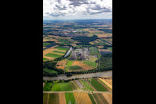 Vue aérienne de Arrêt de la centrale nucléaire Grafenrheinfeld de Preussenelektra GmbH avant la démolition des tours de refroidissement à Grafenrheinfeld dans le département Bavière, Allemagne