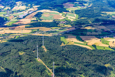 Vue aérienne de Parc éolien devant le pont Großschild à Kirchheim dans le département Hesse, Allemagne