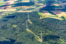 Vue aérienne de Parc éolien devant le pont Großschild à Kirchheim dans le département Hesse, Allemagne
