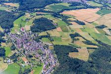 Vue aérienne de Du sud-est à le quartier Allertshausen in Rabenau dans le département Hesse, Allemagne