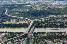 Vue aérienne de Pont sur la B327 et pont ferroviaire de Horchheim sur le Rhin à le quartier Oberwerth in Koblenz dans le département Rhénanie-Palatinat, Allemagne