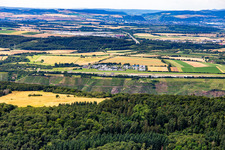 Vue aérienne de Aérodrome de Coblence/Winningen au-dessus des coteaux viticoles de la Moselle depuis le sud à Winningen dans le département Rhénanie-Palatinat, Allemagne