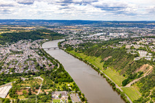 Vue aérienne de Pont Gülser sur la Moselle depuis le sud à le quartier Güls in Koblenz dans le département Rhénanie-Palatinat, Allemagne