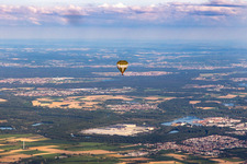 Vue aérienne de Montgolfière au-dessus de la plaine du Rhin à Lingenfeld dans le département Rhénanie-Palatinat, Allemagne