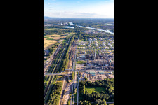 Raffinerie d'huile minérale du Rhin supérieur à le quartier Knielingen in Karlsruhe dans le département Bade-Wurtemberg, Allemagne d'en haut