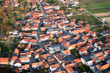 Vue aérienne de Rue principale de l'ouest à Winden dans le département Rhénanie-Palatinat, Allemagne