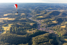 Vue aérienne de Parapente au-dessus du Wieslautertal dans la forêt du Palatinat à Rumbach dans le département Rhénanie-Palatinat, Allemagne
